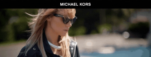film_kobieta_w_okularach_Michael_Kors